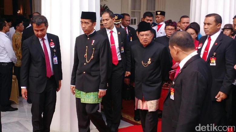 Jokowi-JK dan Menteri Berpakaian Adat di Hari Lahir Pancasila