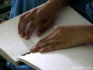 Video: Meraba Alquran Braille di Tengah Keterbatasan Fisik Video: Meraba Alquran Braille di Tengah Keterbatasan Fisik