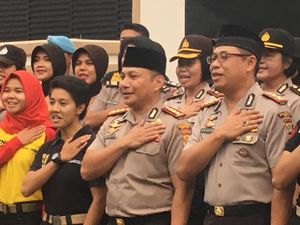 Peringati Hari Lahir Pancasila, Polres Depok Bagi-Bagi Takjil