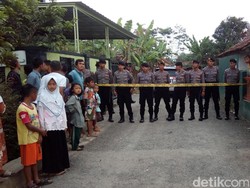 Densus 88 Olah TKP di Rumah Kontrakan Ahmad Syukri