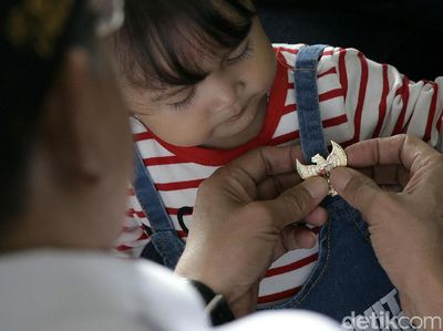 Hari Lahir Pancasila, KAI Bagi-bagi Pin Garuda
