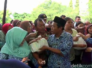 Ribuan Warga Brebes Rebutan di Pasar Murah Ribuan Warga Brebes Rebutan di Pasar Murah