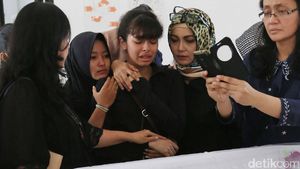Tangis Sang Anak Pecah Melihat Jenazah Yana Zein