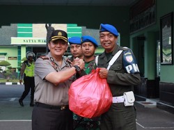 Saat Kapolrestabes Surabaya Berbagi Takjil ke Rekan TNI