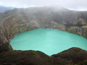 Wisatawan Kobarkan Semangat #JayalahPancasila di Danau Kelimutu