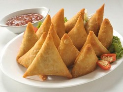 Gurih Renyah Samosa Kari Ayam Mudah Dibuat dengan 4 Cara Ini