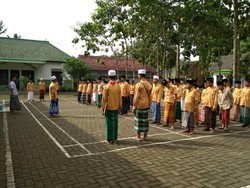 Peringati Hari Lahir Pancasila, Santri Gelar Upacara Pakai Sarung