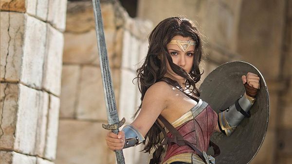 Aksi Wonder Woman dalam Balutan Cosplay Menawan