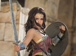 Aksi Wonder Woman dalam Balutan Cosplay Menawan