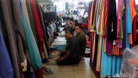 Masjid Membludak Warga Salat Jumat di Pasar