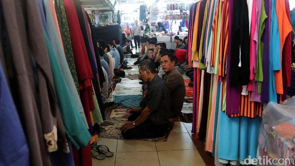 Masjid Membludak Warga Salat Jumat di Pasar