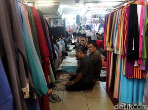 Masjid Membludak Warga Salat Jumat di Pasar
