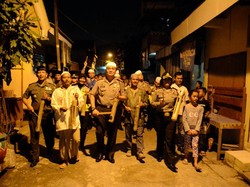 Bagi Takjil Hingga Sahur Bareng, Cara Kapolrestabes Dekat dengan Warga