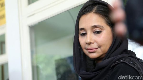 Raut Kesedihan Ayu Azhari Melepas Yana Zein