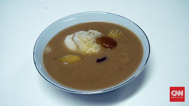Hidangan bubur khas Padang yang berisi irisan pisang, ubi, dan dicampur dengan beras ketan serta srikaya. (CNN Indonesia/Ranny Virginia Utami)