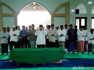 Sebelum Dimakamkan, Yana Zein Sempat Disalatkan Dua Kali Sebelum Dimakamkan, Yana Zein Sempat Disalatkan Dua Kali