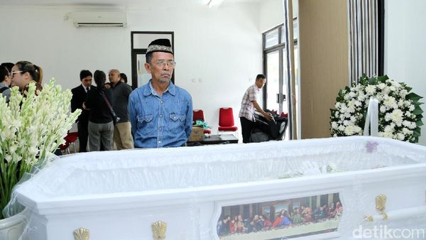 Antara Dua Agama, Suasana di Rumah Duka Yana Zein