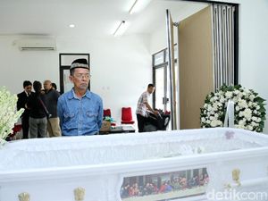 Antara Dua Agama, Suasana di Rumah Duka Yana Zein Antara Dua Agama, Suasana di Rumah Duka Yana Zein