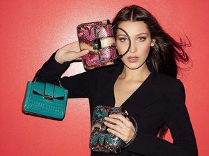 Foto: Aksi Menggoda Bella Hadid Jadi Bintang Iklan Bvlgari
