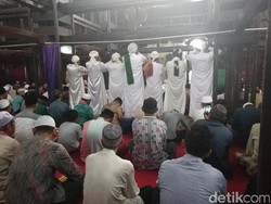 7 Pria Serempak Azan di Masjid Sang Cipta Rasa Cirebon