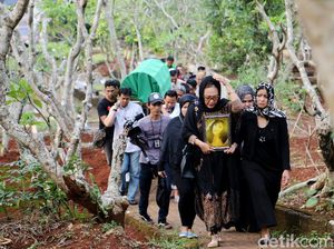 Jelang Magrib, Yana Zein Akhirnya Dimakamkan Jelang Magrib, Yana Zein Akhirnya Dimakamkan