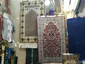 Tentang Salat dengan Sajadah Bergambar, Benarkah Dilarang?