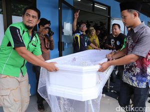 Usai Jadi Dilema Kedua Orangtua, Yana Zein Dimakamkan Secara Islam Usai Jadi Dilema Kedua Orangtua, Yana Zein Dimakamkan Secara Islam