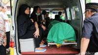 Jenazah Yana Zein Disalatkan dan Dimakamkan di TPU Gandul