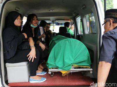 Jenazah Yana Zein Disalatkan dan Dimakamkan di TPU Gandul
