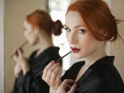 Penelitian: Wanita dengan Makeup Tebal Tidak Dipercaya Jadi Bos