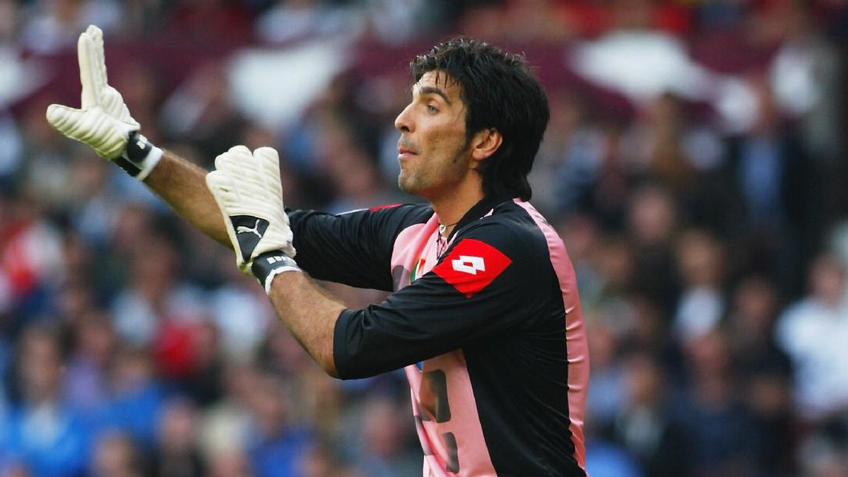 Gianluigi Buffon di final Liga Champions 2003. Juventus kalah oleh AC Milan di pertandingan itu (Foto: Laurence Griffiths/Getty Images)