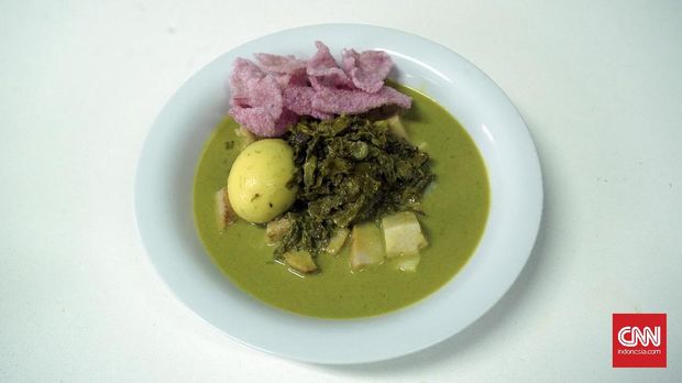 Lontong Gulai Paku Lontong pakis telur, salah satu hidangan khas Padang dengan sayur daun pakis dan kuah santan. (CNN Indonesia/Ranny Virginia Utami)