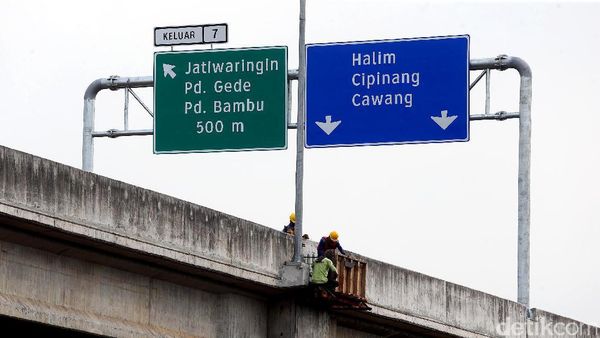 Rambu Lalu Lintas Terpasang di Tol Becakayu