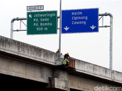 Rambu Lalu Lintas Terpasang di Tol Becakayu