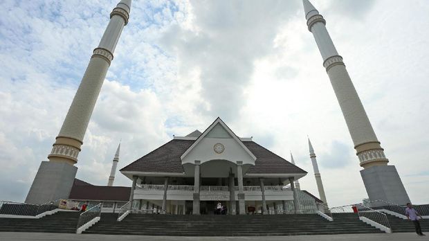 Warga berdoa dan beraktifitas di Masjid Raya KH Hasyim Asyari, Jakarta, Selasa (30/5). Masjid yang digagas oleh Presiden Jokowi itu mampu menampung hingga 12.500 jemaah. Desain masjid terbilang unik dan tidak lazim yakni dengan mengadopsi gaya arsitektur lokal, tropis dan Timur Tengah. Garis segitiga di bagian dalam masjid menjadi pemandangan tidak biasa dan terbilang baru. Pagar dan void dibuat ala arsitektur Betawi. Sementara aroma Timur Tengah terasa dari menara masjid. (Ari Saputra/detikcom)
