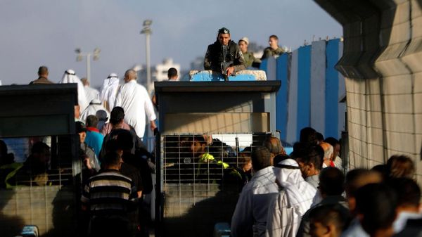 Tunaikan Salat Jumat, Warga Palestina Tembus Perbatasan Israel