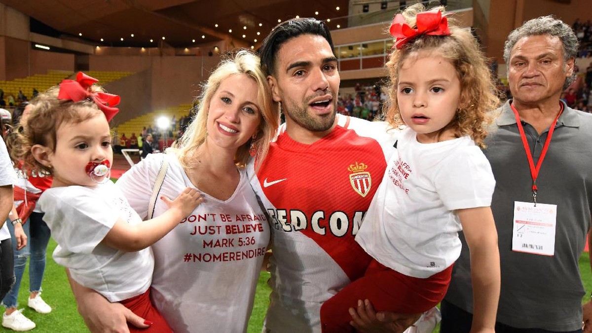Foto: Radamel Falcao merayakan kesuksesan AS Monaco menjuarai Liga Prancis bersama keluarganya (REUTERS/Jean-Pierre Amet)