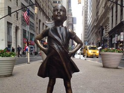 Diprotes, Patung Fearless Girl Tetap Berdiri
