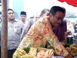 Saat Djarot Digoda Takjil Mendoan hingga Jengkol di Pasar Benhil
