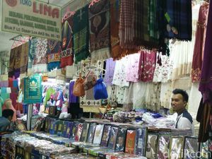 Pedagang Baju Muslim Tanah Abang: Orang Belanja Tunggu THR Cair