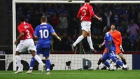 2008/2009 = Opta mencatat Ronaldo memainkan 53 laga (4.323 menit) dengan torehan 26 gol (rata-rata 166 menit per gol). Ini aksi sundulan terbang Ronaldo ke gawang Tottenham Hotspur di final Piala Carling 2009. (Foto: Getty Images/Mike Hewitt)