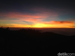 Hati Dicuri Matahari Terbit di Gunung Prau