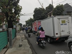 Lalin Lenteng Agung-Pasar Minggu Macet Parah, Mobil Nyaris Parkir