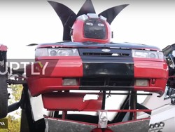 Keren, Ayah dan Anak Buat Robot Transformers dari Mobil Lama