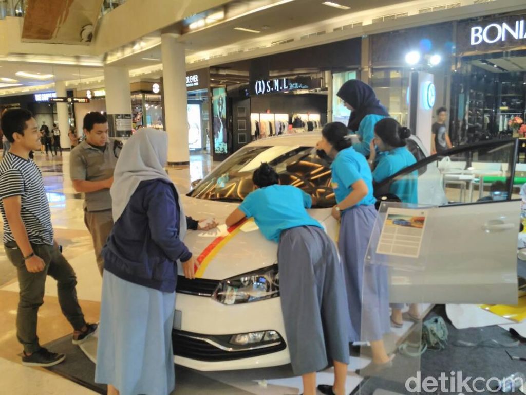 Ketika VW Polo Ditempeli Stiker oleh Pelajar dan Mahasiswa Ketika VW Polo Ditempeli Stiker oleh Pelajar dan Mahasiswa