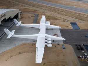 Penampakan Pesawat Terbesar Sedunia Karya Pendiri Microsoft