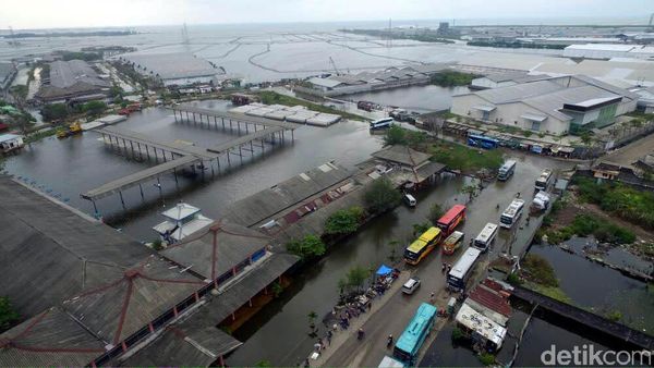 Terminal Terboyo Semarang Terendam Banjir Rob