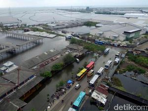 Terminal Terboyo Semarang Terendam Banjir Rob