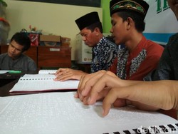 Isi Ramadan, Siswa SLB Belajar Mengaji Al-Quran Braile