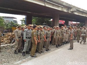 Kalah Jumlah, Satpol PP Urung Bongkar Bedeng Kalijodo
